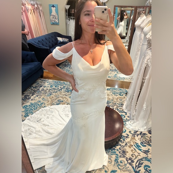 Wedding dress - Picture 11 of 15